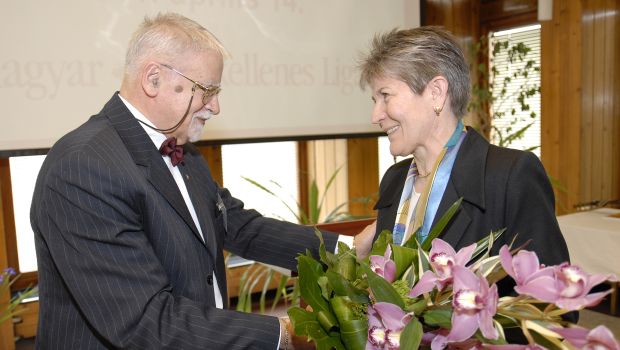 Simon Tamás átadja a díjat dr. Nagy Emesének