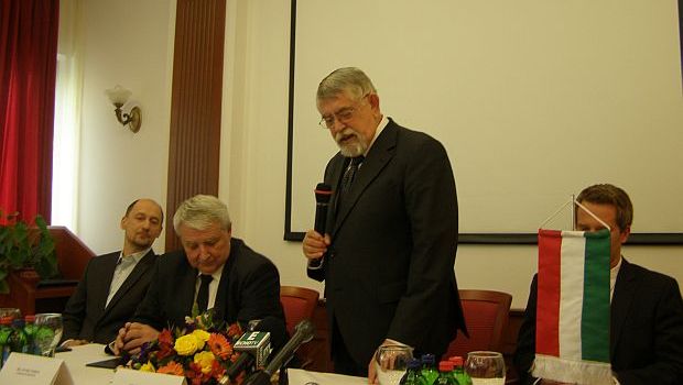 Prof. Dr. Ksler Mikls az Orszgos Onkolgiai Intzet fejlesztsi projektjnek rsztvevivel