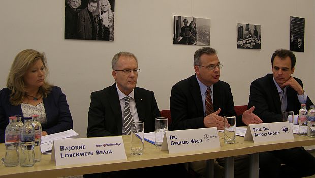 Bajor Bea, Dr. Gerhard Waltl, Prof. Dr. Bodoky Gyrgy s Dr. Vajer Pter a 2012-es mjrk sajtplyzat djtadjn