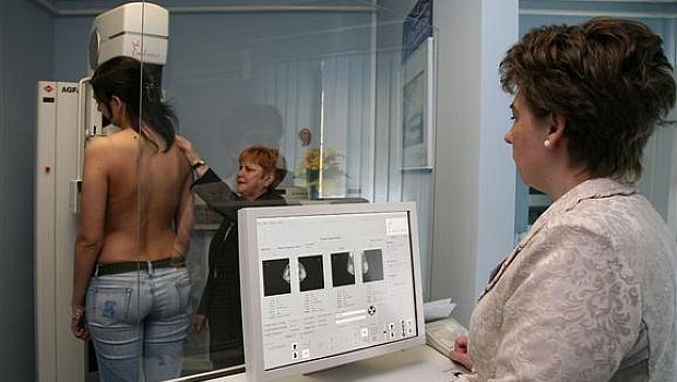 Mammogrfis vizsglat a kzpont 2008-ban beszerzett digitlis mammogrfjval (Fot: DE OEC)