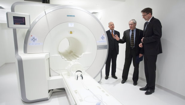 Dale András Martin, a Siemens Zrt. elnök-vezérigazgatója, Vermes Zoltán, a Siemens szakembere és Völner Pál infrastruktúráért felelős államtitkár egy MR-vizsgálóberendezés mellett a Kaposvári Egyetem Humán Egészségügyi és Kutató Imaging Centrum átadásán (MTI Fotó: Varga György)