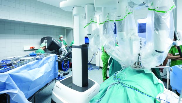 Robotsebészeti műtő setup a daVinci Xi robotkonzollal (bal oldalon, a háttérben) és a transzorálisan dokkolt robotkarokkal (Fotó: Medical Online)